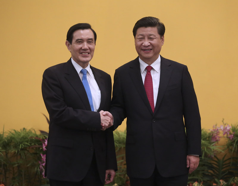 2015年11月7日，兩岸領(lǐng)導(dǎo)人會面在新加坡香格里拉大酒店舉行。這是習(xí)近平主席與時任臺灣地區(qū)領(lǐng)導(dǎo)人馬英九握手。