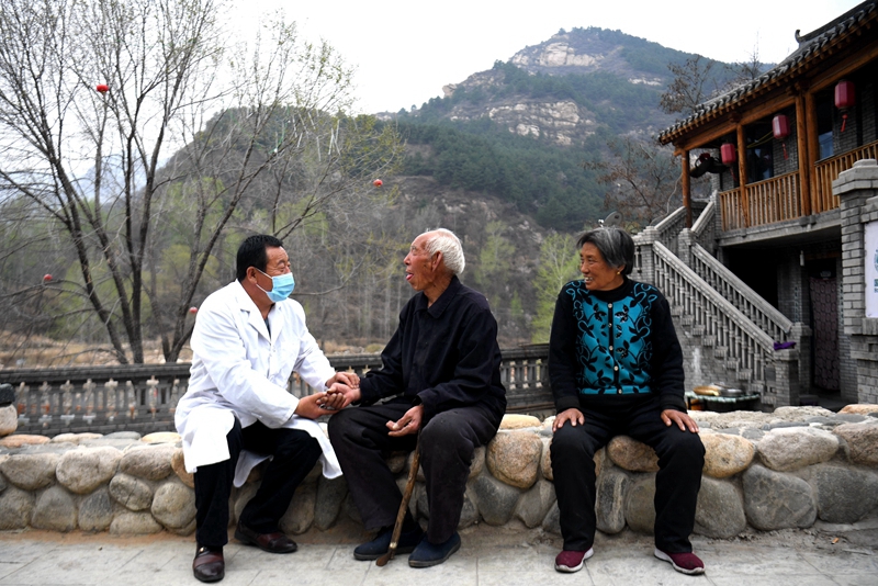 2020年4月15日，在河北阜平縣龍泉關(guān)鎮(zhèn)駱駝灣村，村醫(yī)霍建國為村民把脈。