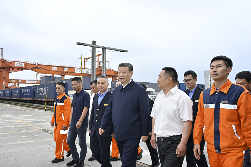 2024年4月22日，習近平總書記在重慶國際物流樞紐園區(qū)重慶鐵路集裝箱中心站，同貨車司機、列車司機、裝卸工人、場站管理人員等親切交流。