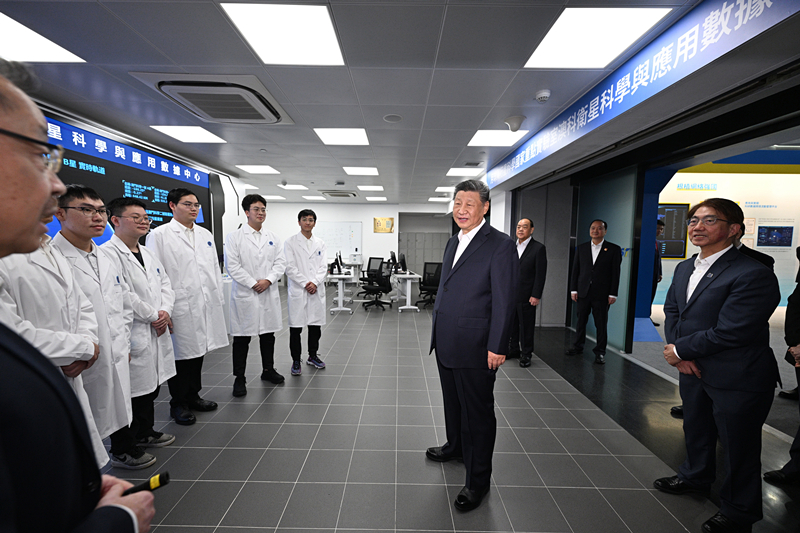 2024年12月19日，習近平總書記在澳科衛(wèi)星科學與應用數(shù)據(jù)中心考察時，同在場的研究人員和學生代表親切交流。
